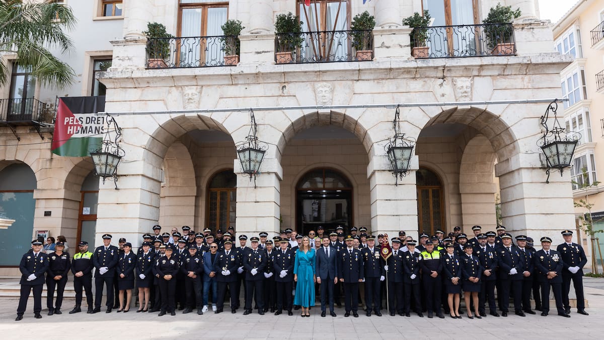 Gandia otorga un centenar de reconocimientos en el Día de la Policía Local