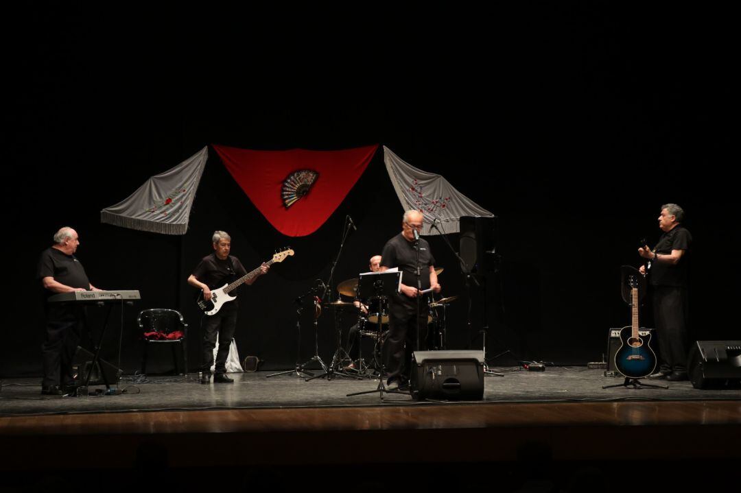 Actuación en la fiesta de clausura de los programas de mayores de Linares.