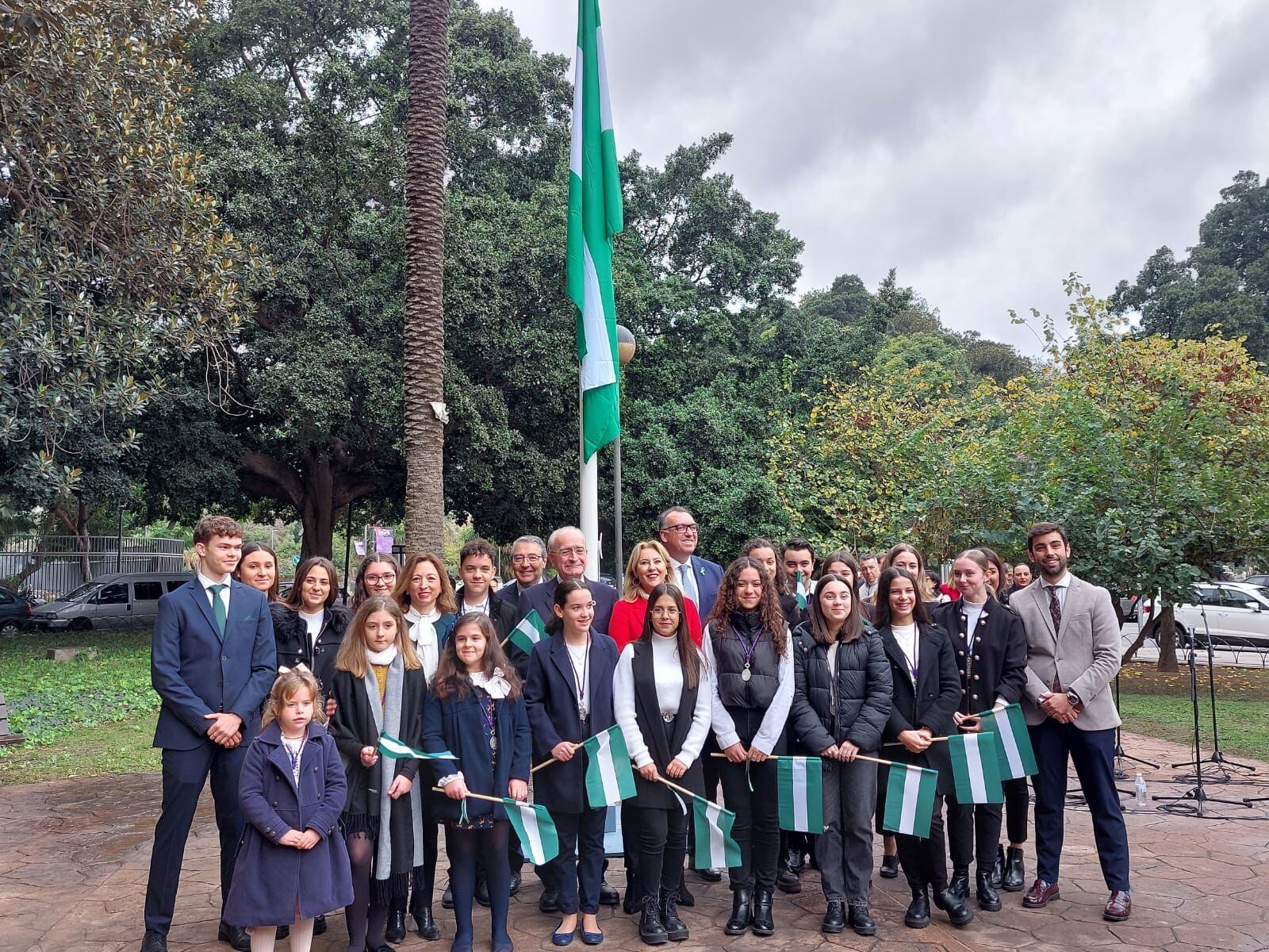 La escolanía tras el izado de la bandera andaluza en Málaga