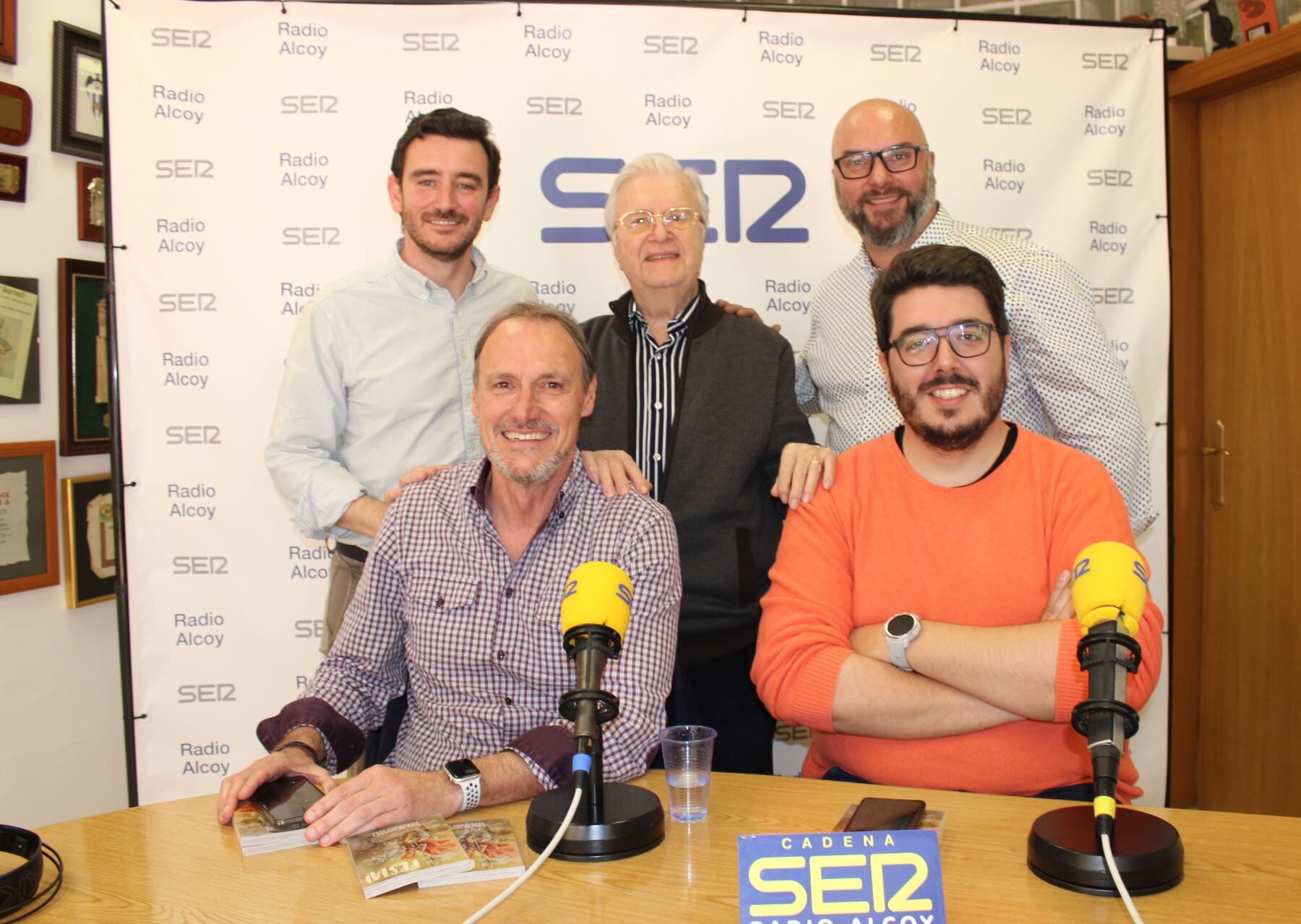 Pepe Sanz, Carlos Alemany, Ismael Gisbert y Mateo Martín, junto a Paco Aznar, en el estudio central de Radio Alcoy