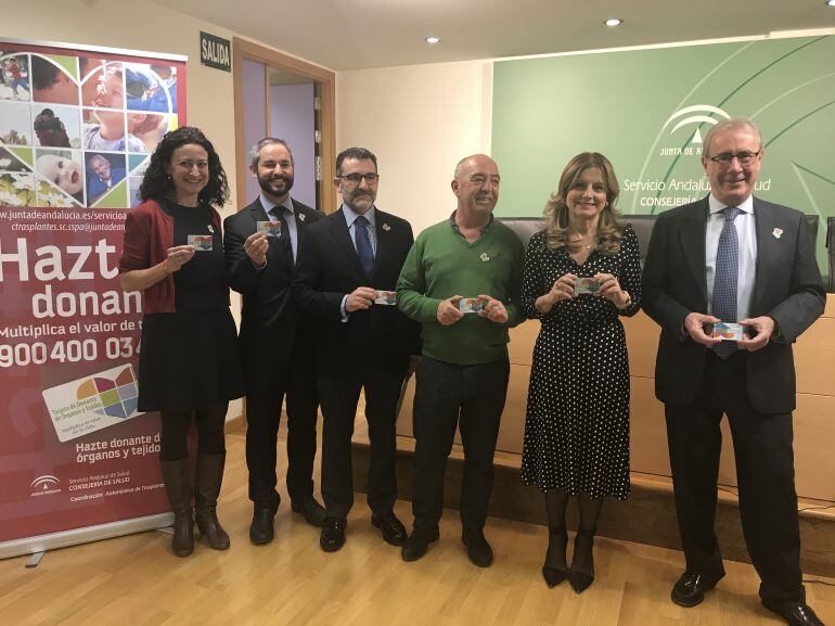 En el centro Rafael Borjabad, uno de los transplantados en 2017, junto a la consejera de Salud, Marina Álvarez