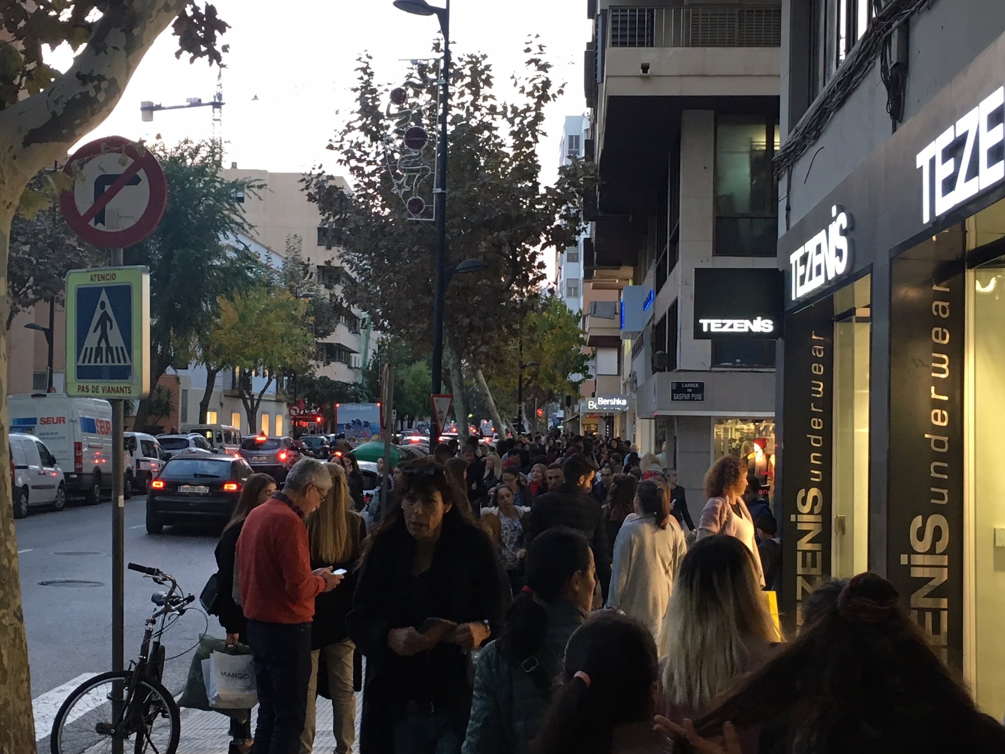 Imagen de archivo de colas en comercios de ibiza