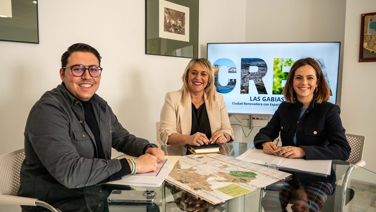 Mariano Delgado, concejal de Desarrollo Local, María Merinda Sádaba, alcaldesa de Las Gabias (Granada), y Paloma López, concejala de Urbanismo