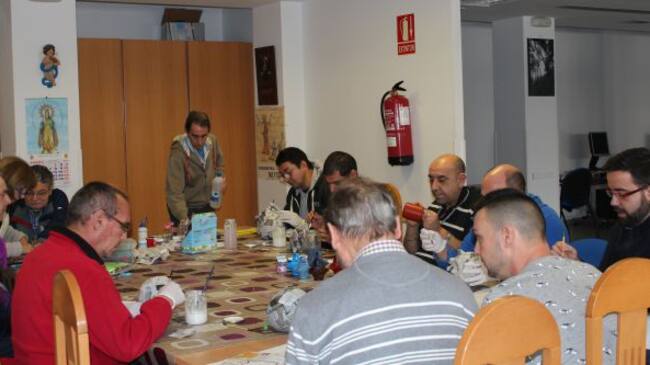Residentes de Hoghar 2000 en un taller de manualidades