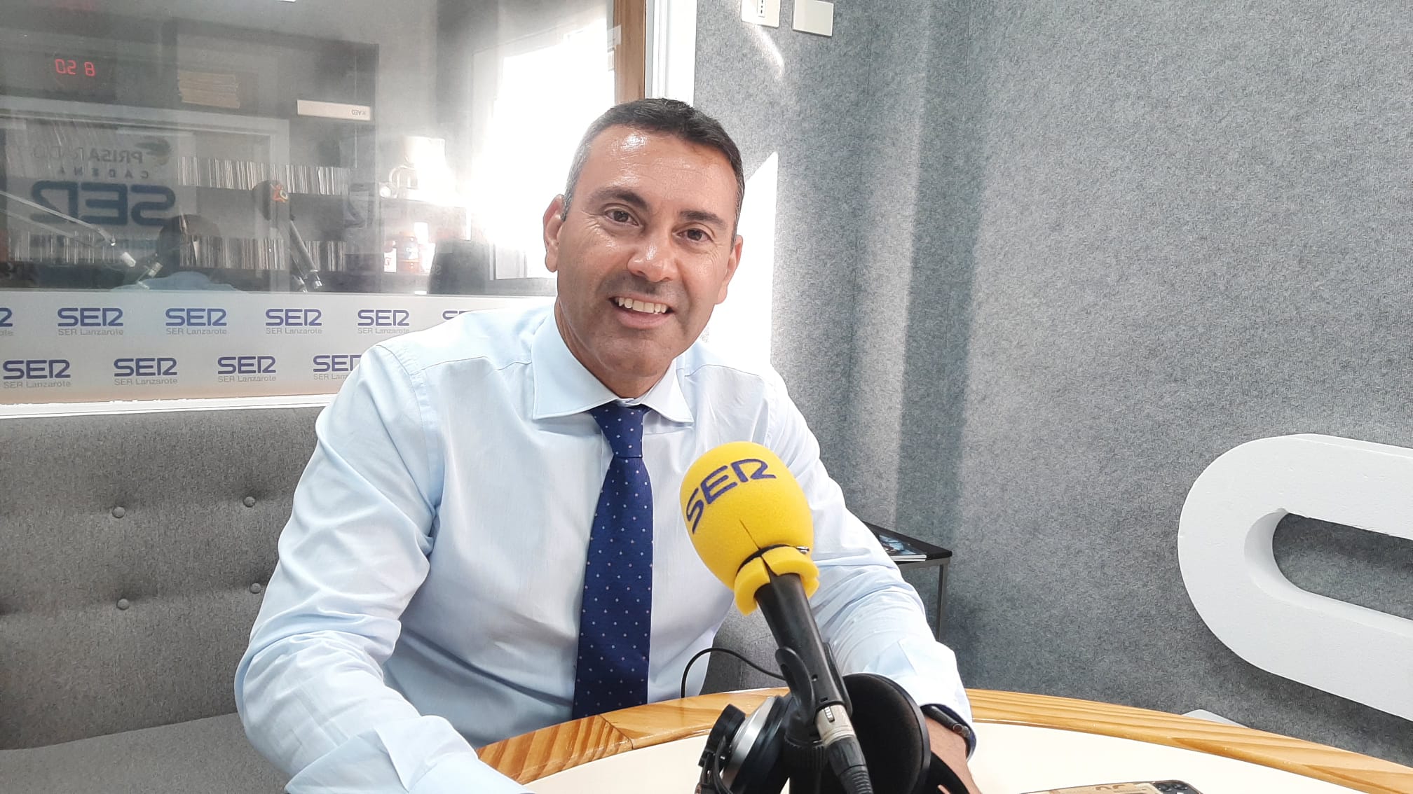 Oswaldo Betancort en los estudios de SER Lanzarote.