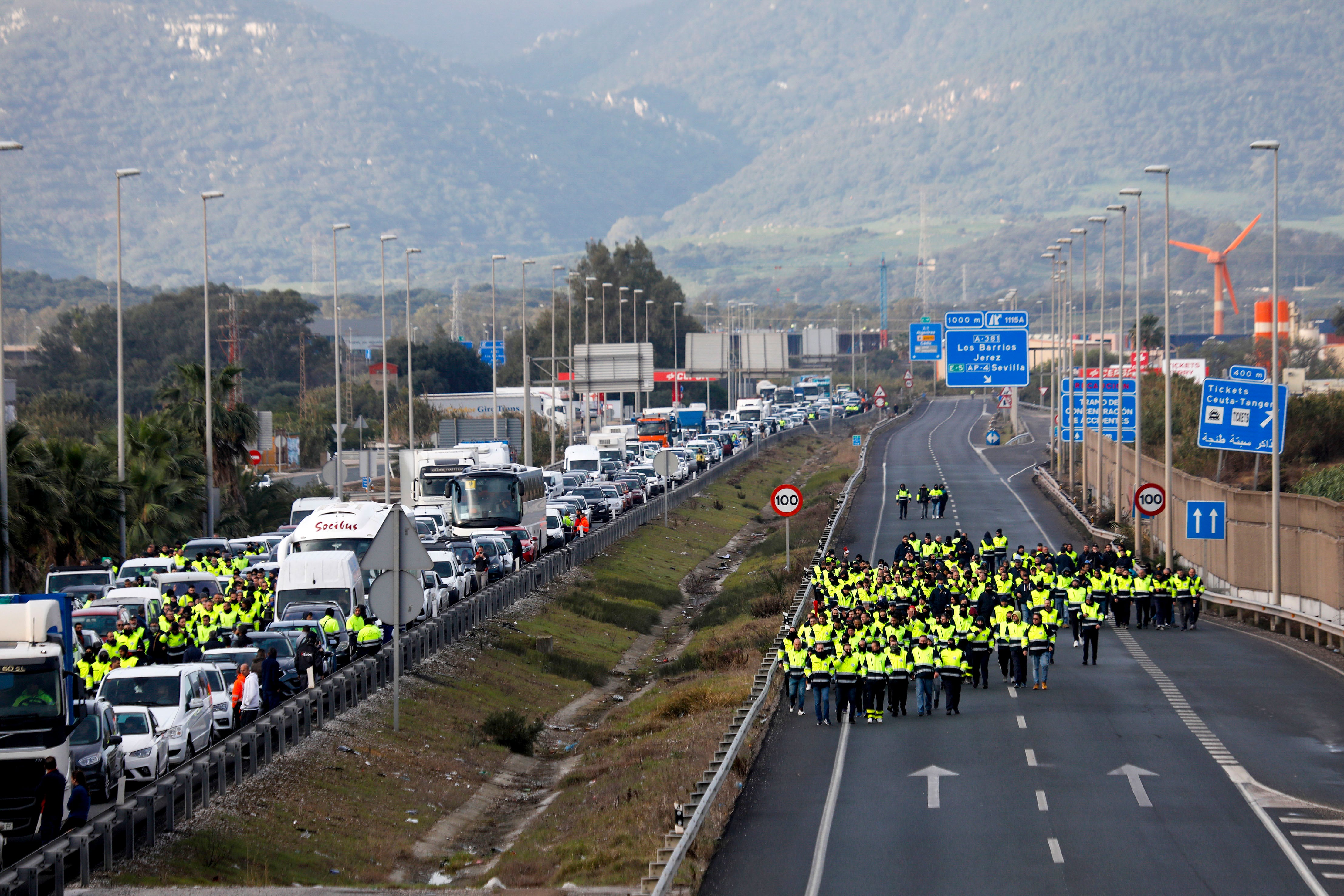 LOS BARRIOS (CÁDIZ), 16/02/2024.-Los trabajadores de Acerinox, que desde hace doce días secundan una huelga indefinida y llevan a cabo concentraciones ante las puertas de la factoría de Palmones, en Los Barrios (Cádiz), han vuelto a cortar este viernes la autovía A-7 por más de dos horas y donde se han producido grandes retenciones.-EFE/ A.Carrasco Ragel.
