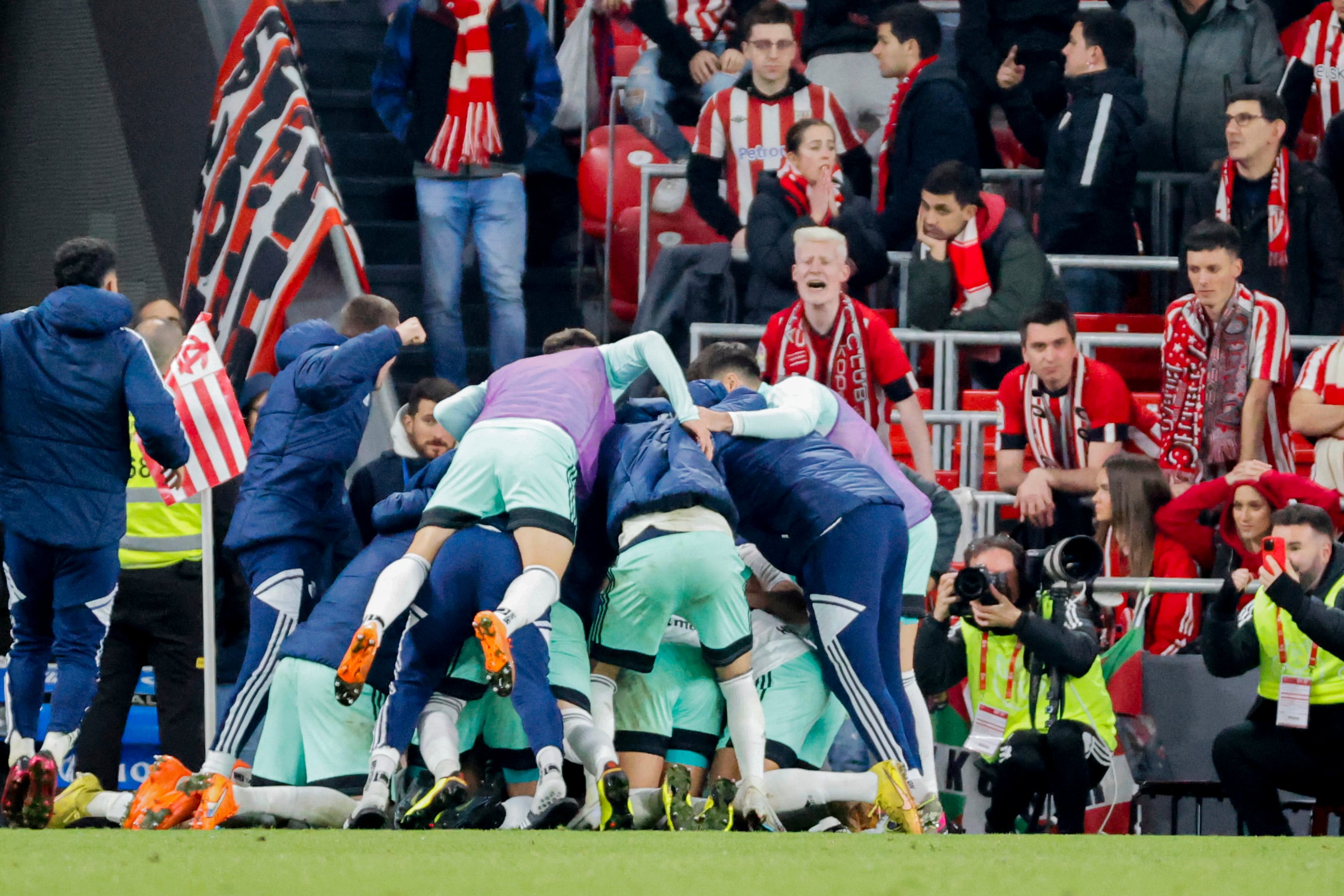 Los jugadores de Osasuna celebrando el gol de Pablo Ibáñez en la prórroga ante el Athletic en San Mamés para meterse en la final de Copa de 2023