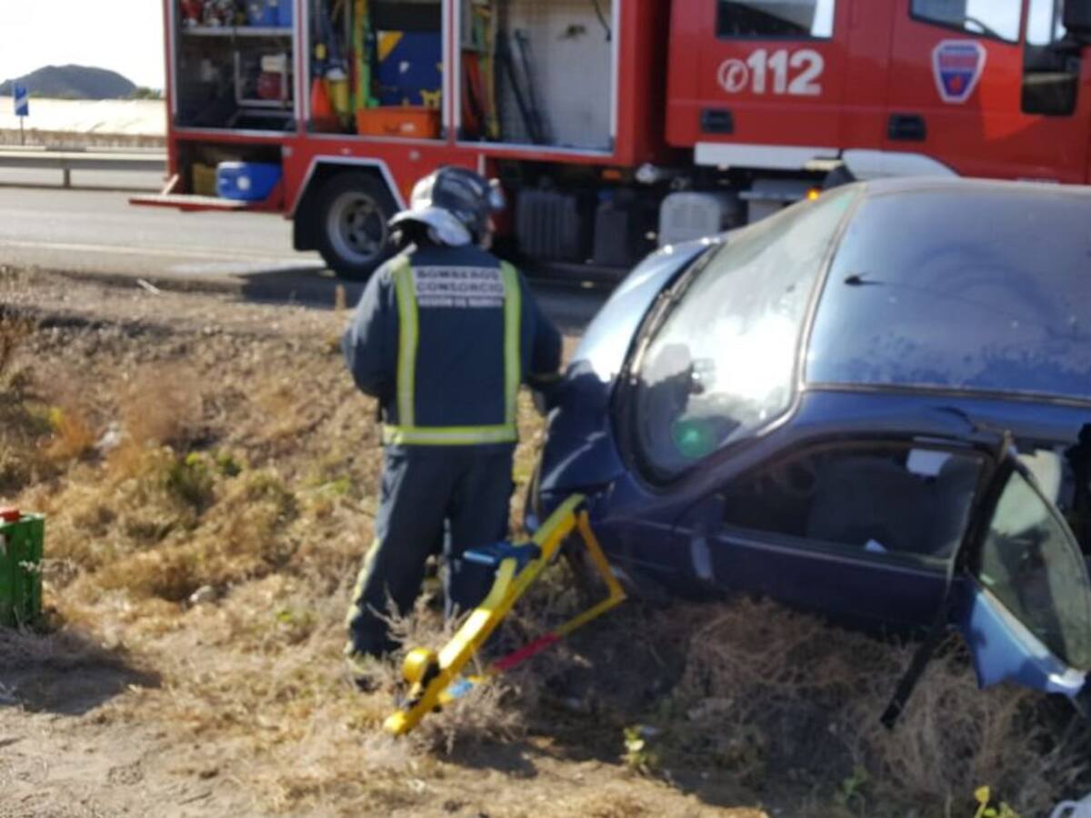 Rescatan al ocupante de un vehículo sin carnet accidentado en Águilas