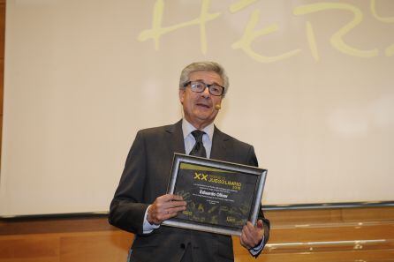 Eduardo Oliver con su premio sorpresa.