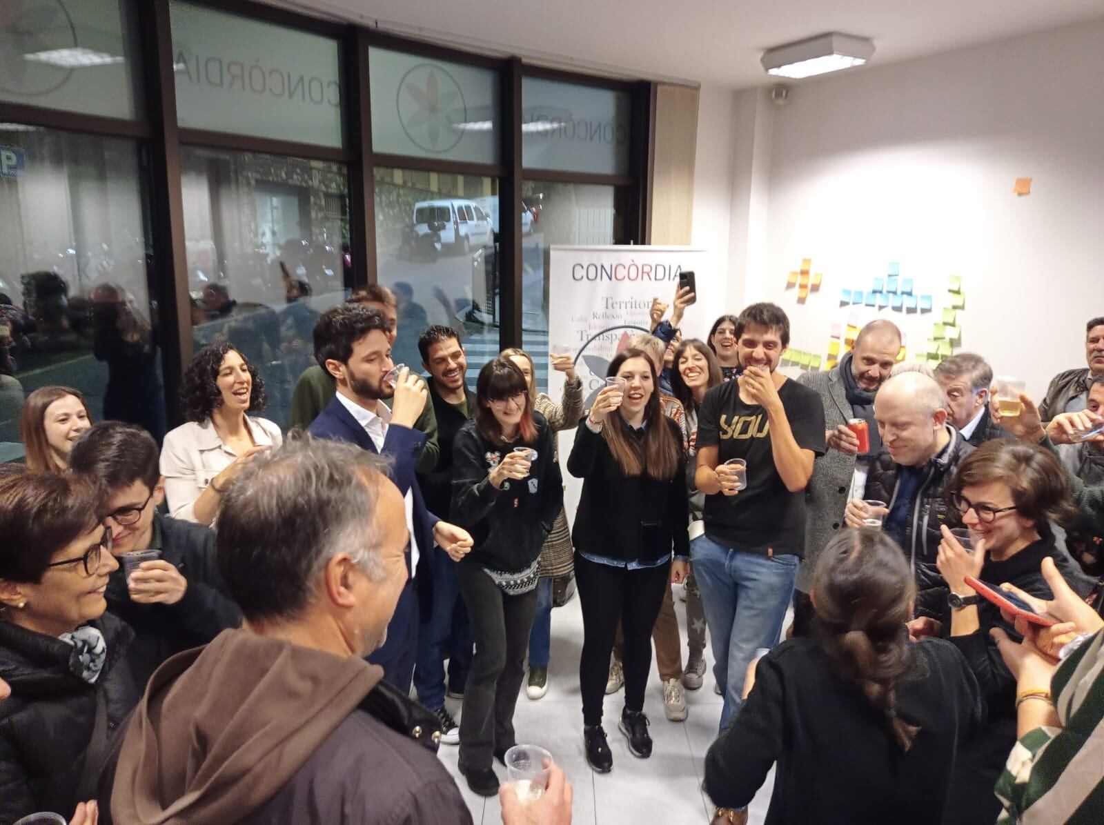 Els membres de Concòrdia, a la seu, celebrant els resultats de les Eleccions Generals 2023.