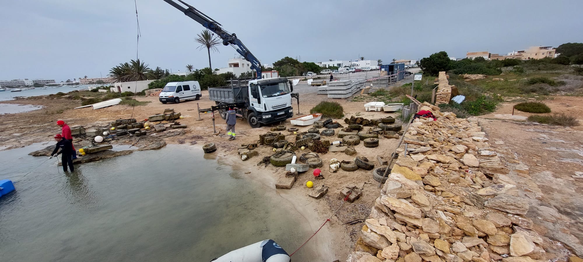 Trabajadores retirando &quot;muertos&quot; en s&#039;Estany des Peix de Formentera