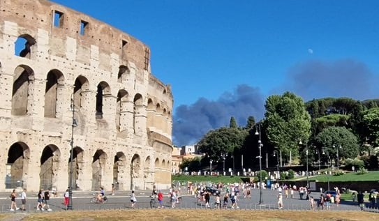 Un gran incendio se extiende en la zona este de Roma.