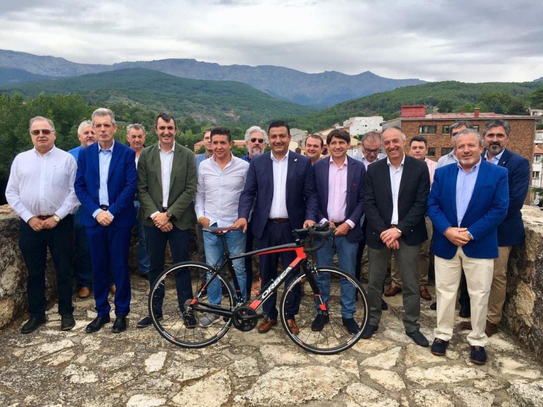 Foto tras la presentación de la penúltima etapa en Arenas de San Pedro