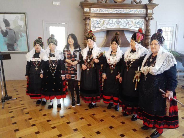 Angélica Tanarro acompañada de las aguederas