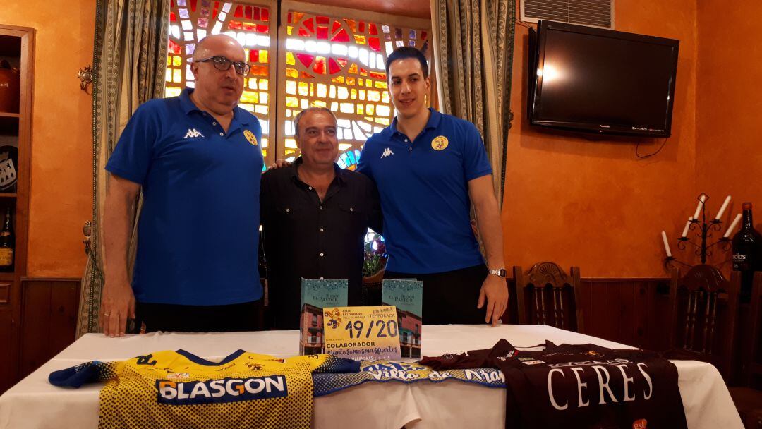 El entrenador del Villa de Aranda, Alberto Súarez (i), junto a Rodolfo, gerente de Asador El Pastor, y el central Lucas Grandi, en la rueda de prensa previa a la disputa de la Copa.