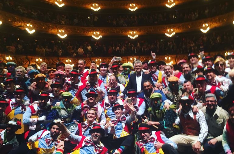 Foto de familia tras la actuación del Carnaval de Cádiz en el Liceo