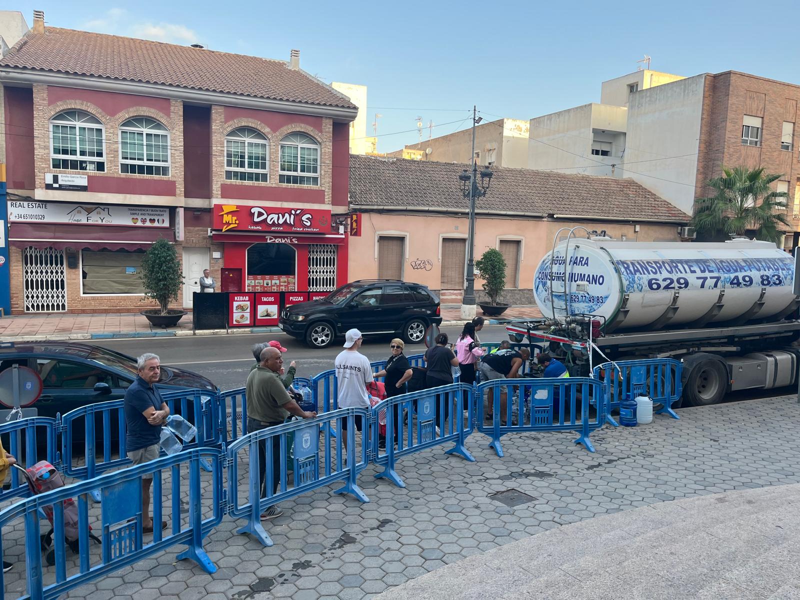 Bidones y humor en las colas para el agua potable en Los Alcázares