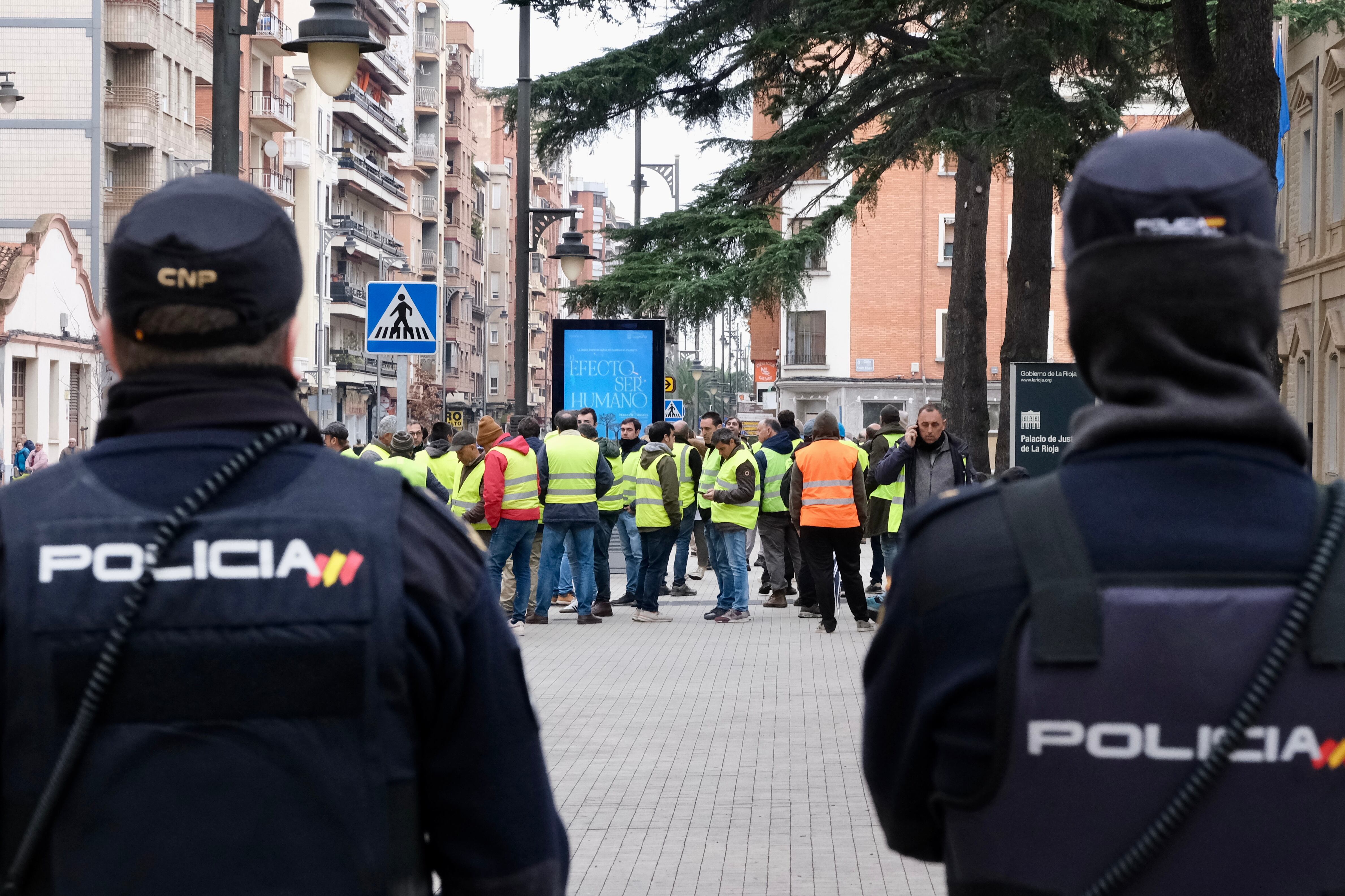 LOGROÑO, 09/02/2024.- Una treintena de agricultores se han concentrado ese viernes ante la puerta del Palacio de Justicia en Logroño en apoyo al ganadero que fue detenido durante la movilización del campo riojano del pasado martes y que esta mañana comparecerá ante el juez de guardia. EFE/ Fernando Díaz
