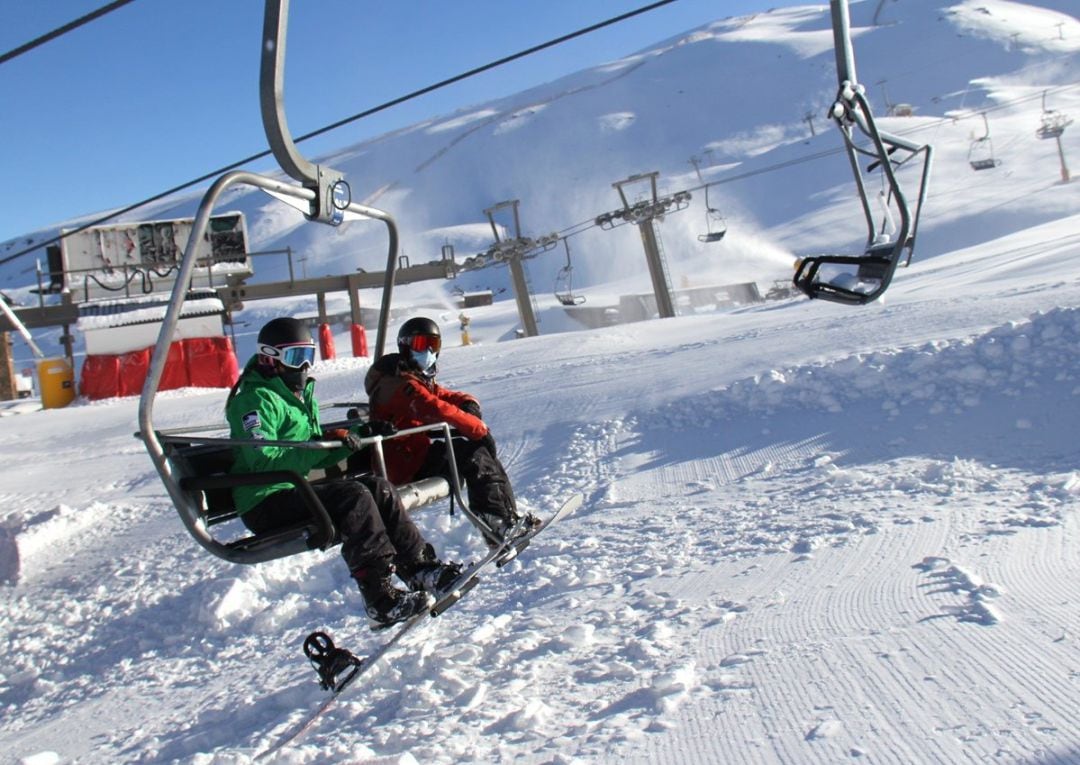 Los equipos de competición de la Federación Andaluza de Deportes de Invierno (FADI) desarrollaron este sábado un entrenamiento de tecnificación en las pistas de Borreguiles, en Sierra Nevada.