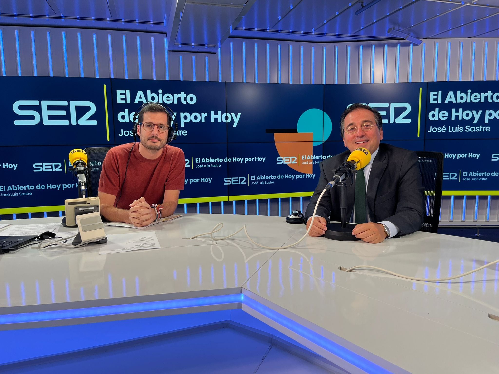 José Manuel Albares junto a José Luis Sastre en &#039;Hoy por Hoy&#039;