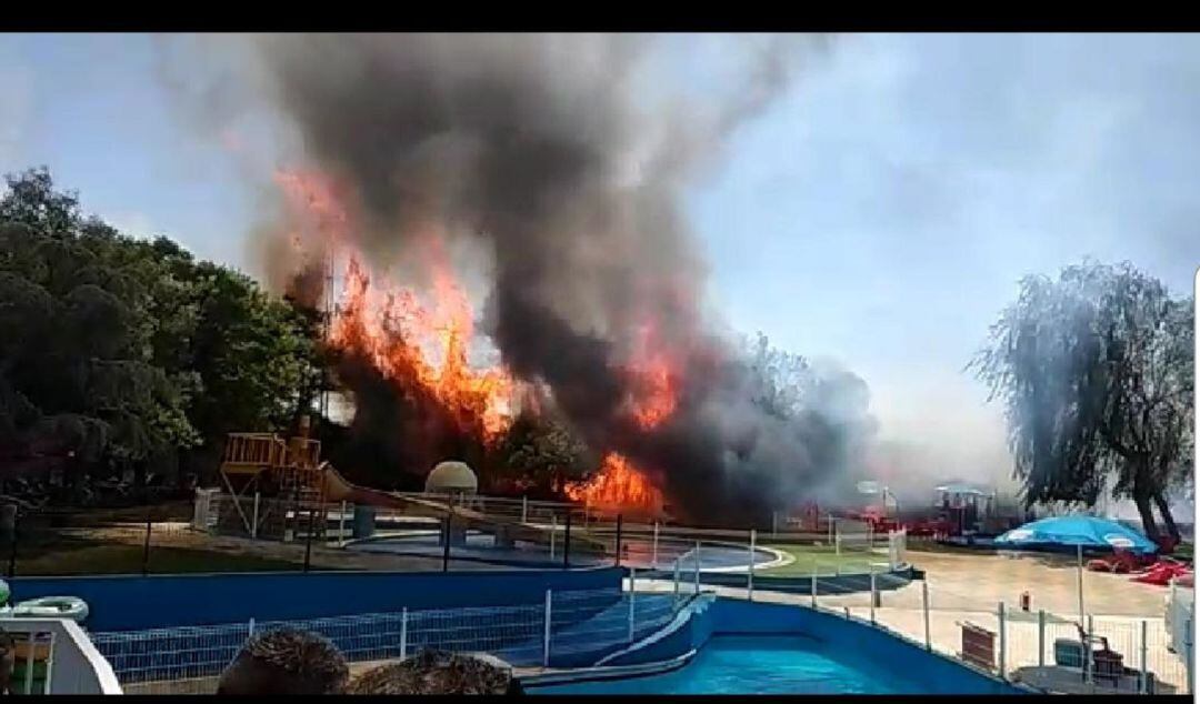 El incendio visto desde el interior del parque acuático