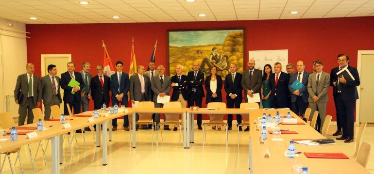 Firma del acuerdo entre la Consejera de Agricultura y Ganadería, Milagros Marcos, y las entidades financieras