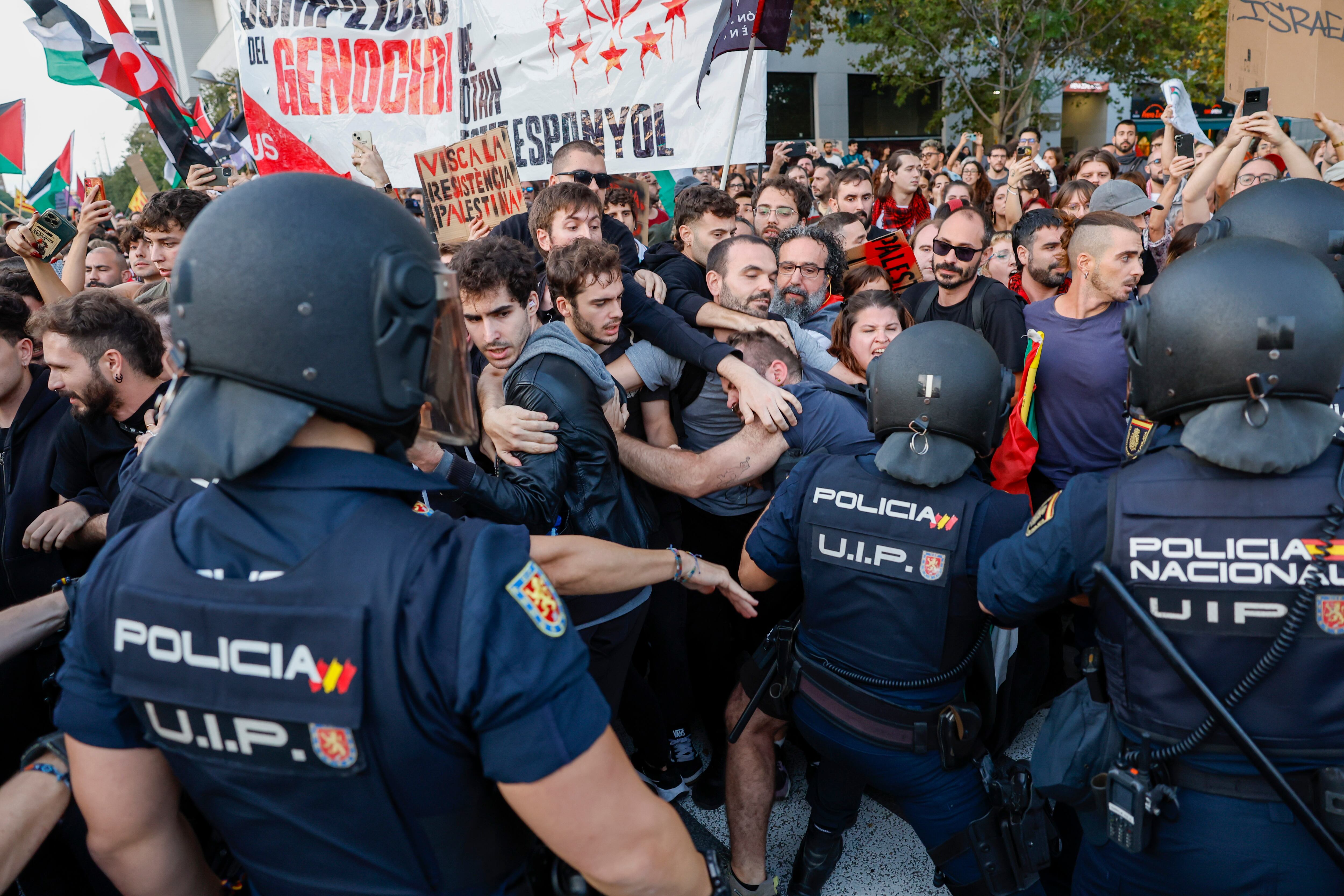 FOTODELDÍA - VALENCIA, 15/10/2025.- La Policía interviene en una de las cuatro concentraciones contra la política de Israel con Palestina que han sido convocadas en el entorno del Roig Arena, donde el Valencia Basket se enfrentará a las 20.30 horas al Hapoel Tel Aviv en la Euroliga. EFE/Ana Escobar
