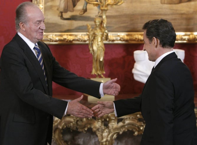 El rey Juan Carlos saluda al presidente francés, Nicolas Sarkozy, con quien ha mantenido hoy un encuentro en el Palacio Real antes de imponerle el Collar de la Orden del Toisón de Oro.