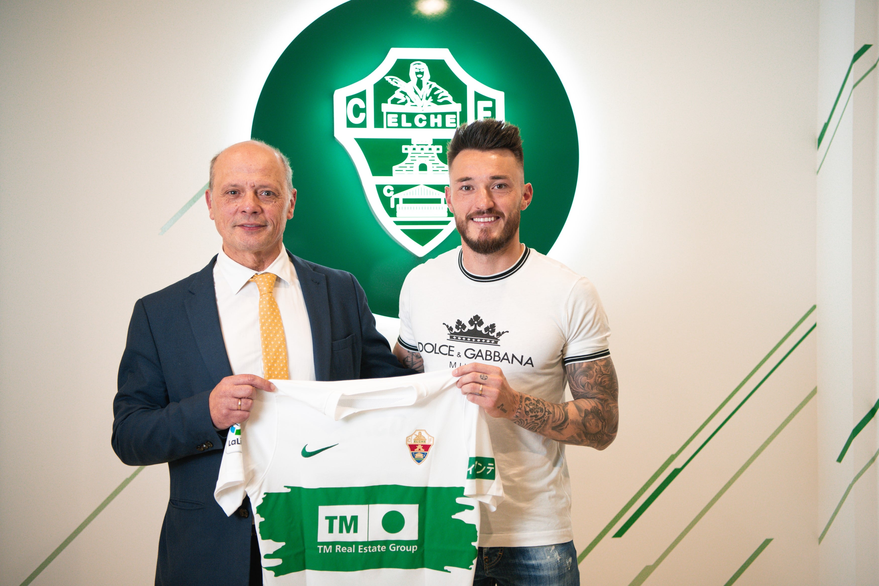 Josan posa junto al presidente Joaquín Buitrago tras renovar con el Elche