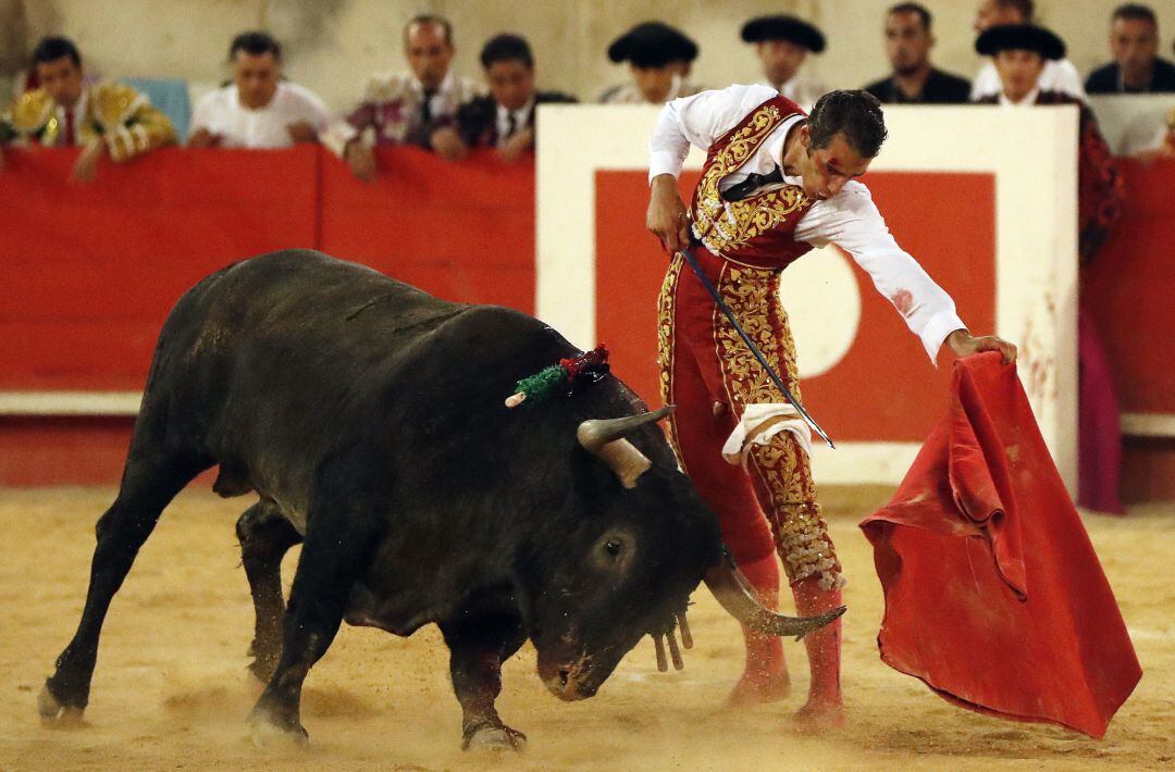 Tras sufrir el percance, Pepe Moral siguió toreando con un torniquete en su pierna izquierda