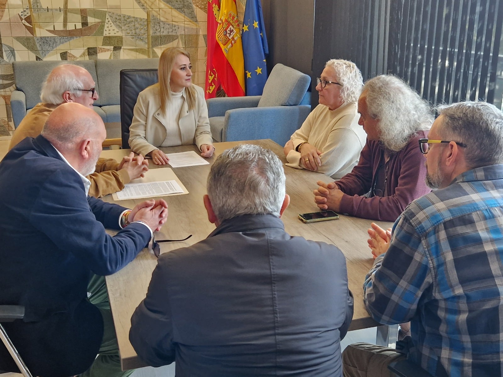 La delegada del Gobierno, Mariola Guevara, durante la reunión con los colectivos de La Unión para abordar la regeneración de la Bahía de Portmán