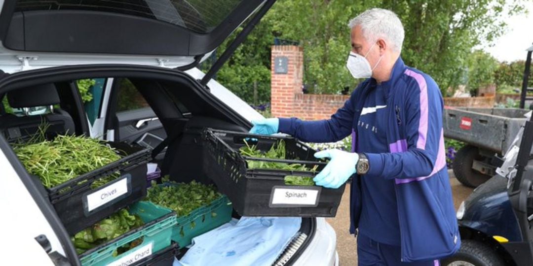 José Mourinho, durante el reparto de alimentos en Londres