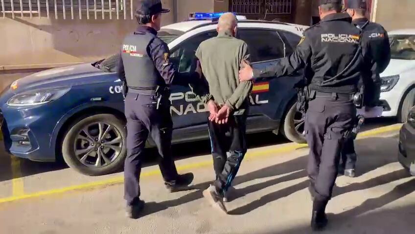 Agentes de la Policía Nacional trasladan al detenido en Alcantarilla