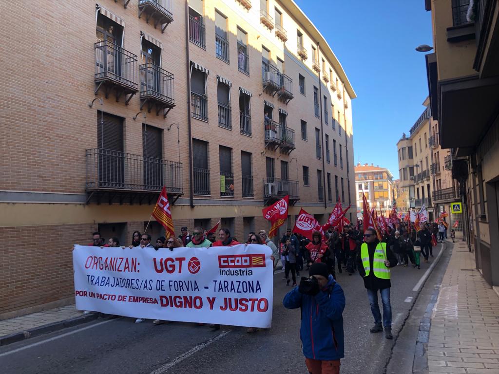 Desde el centro de Tarazona hasta la fábrica. Los trabajadores de Forvia-Faurecia han salido este mediodía en manifestación para reclamar una subida salarial del 25 por ciento, después de tres años de congelación de las nóminas. Esta empresa da empleo a más de 500 personas a los pies del Moncayo, entre Navarra y las provincias de Soria y Zaragoza.