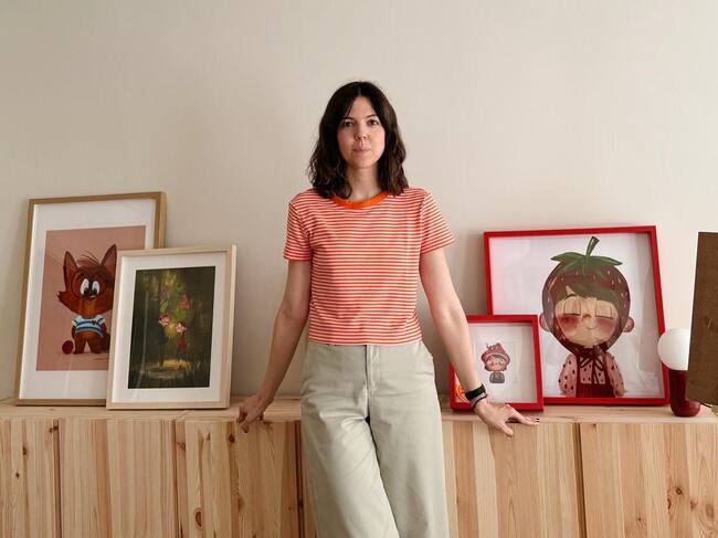 Cristina Martínez Benita, ilustradora conocida como EME Acuarelas, autora del cartel de San Julián de 2025.