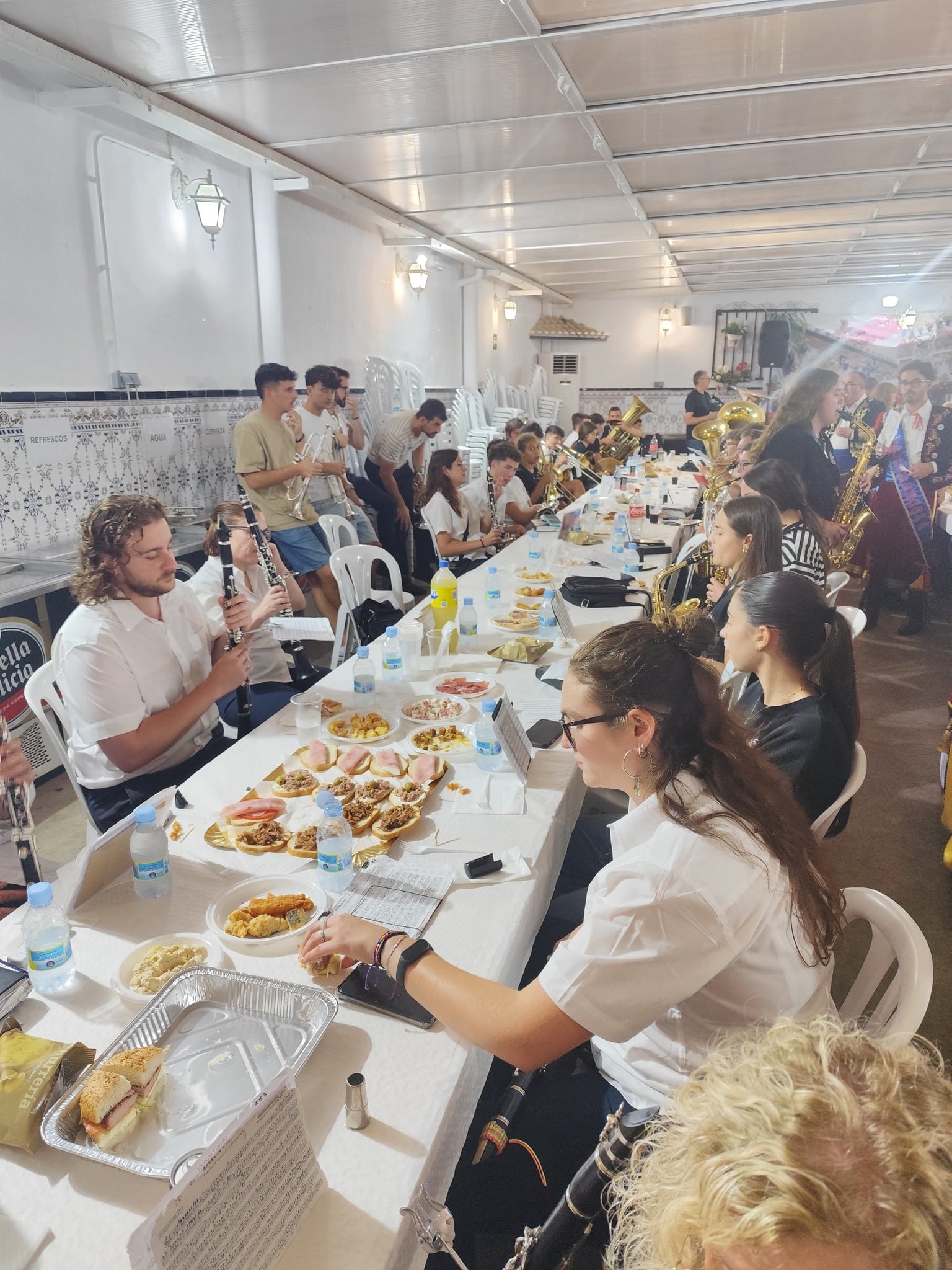 La banda de Antella, en el local de la comparsa