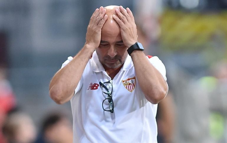 El técnico del Sevilla, el argentino Jorge Sampaoli, gesticula ante el Mainz 