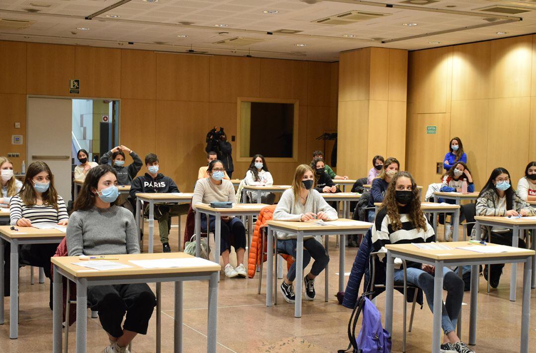 Estudiants en els exàmens de la POB aquest dilluns a la tarda.