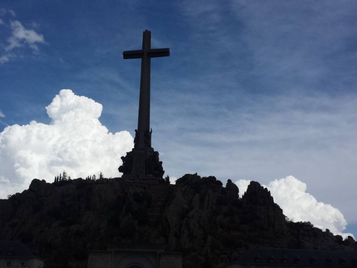 El prior del Valle de los Caídos dice que no es franquista sino mitómano