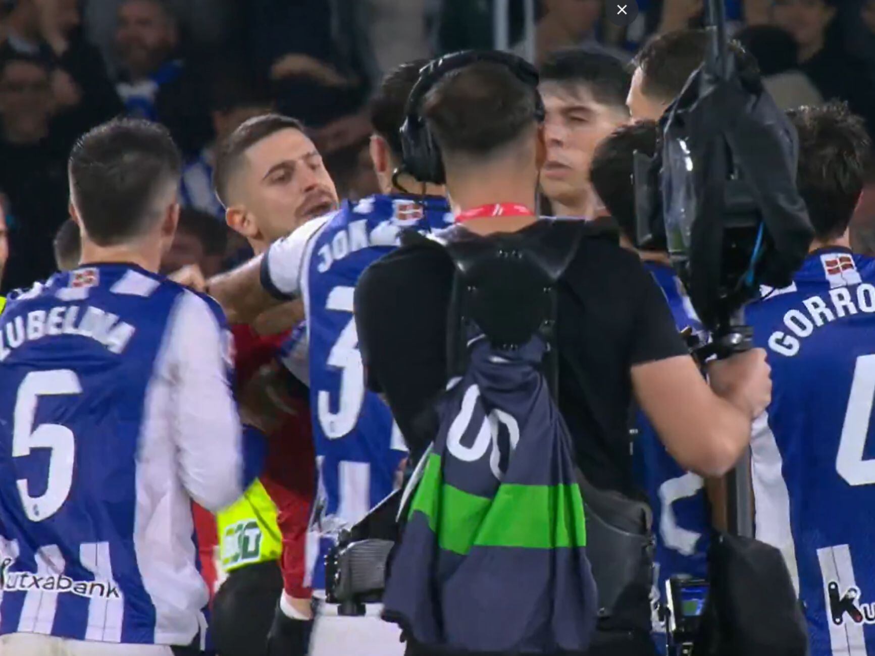 Tenso final de partido entre Real Sociedad y Athletic Club