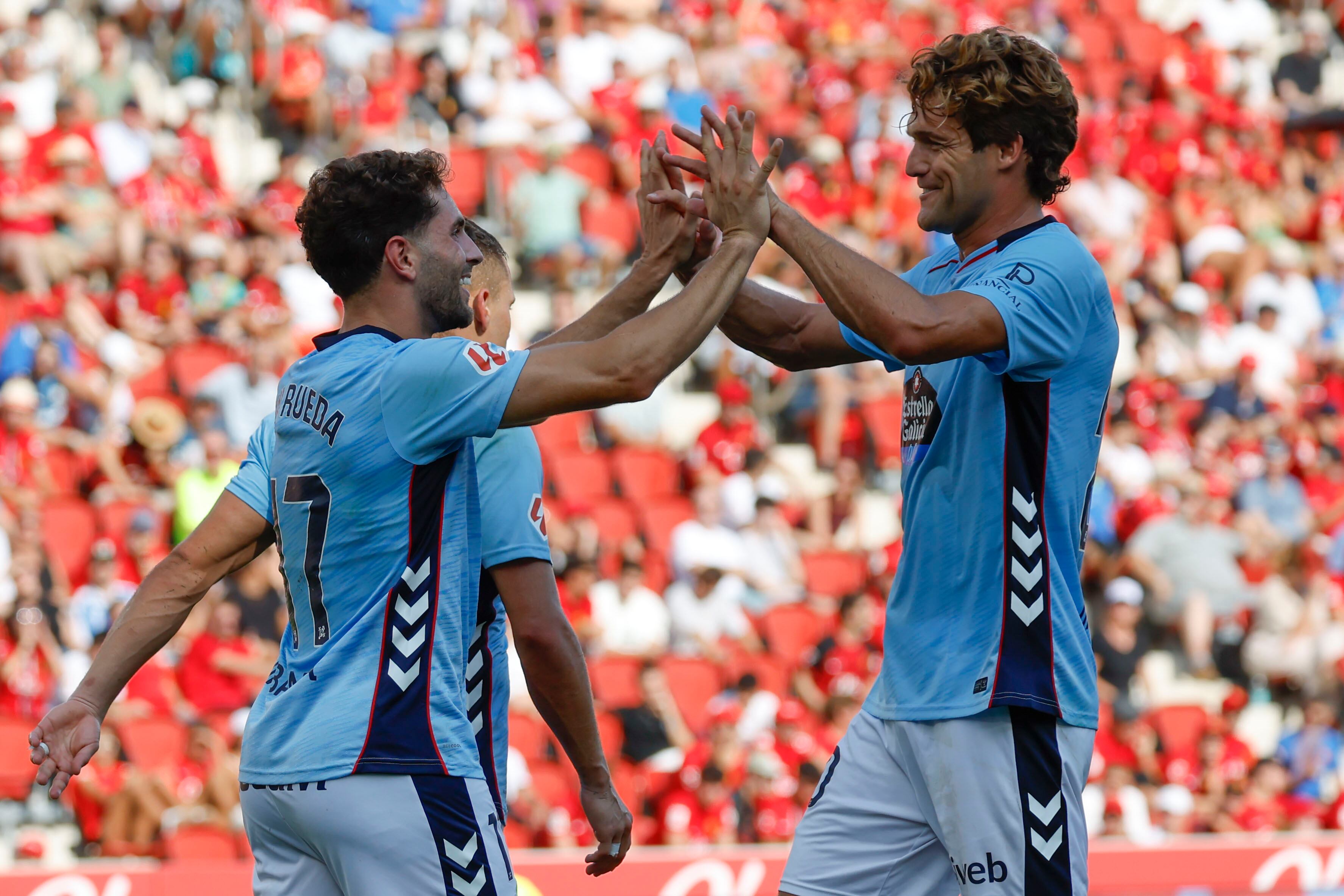 PALMA DE MALLORCA, 23/08/2025.- El centrocampista del Celta de Vigo Javi Rueda (i) celebra el primer gol de su equipo durante el encuentro correspondiente a la segunda jornada de LaLiga EA Sports que RCD Mallorca y Celta de Vigo disputan este sábado en el estadio Son Moix. EFE/ Cati Cladera