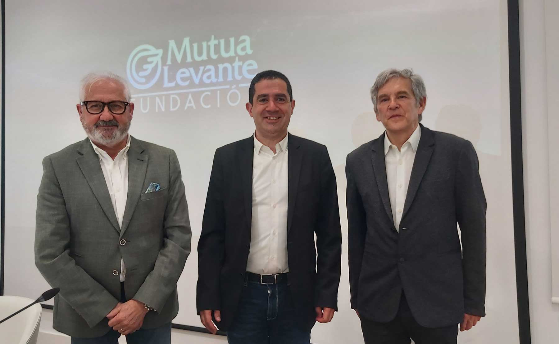 Javier Barón, junto al alcalde, Toni Francés, y al concejal de Patrimonio Cultural, Ignacio Trelis, en la sede de Fundación Mutua Levante