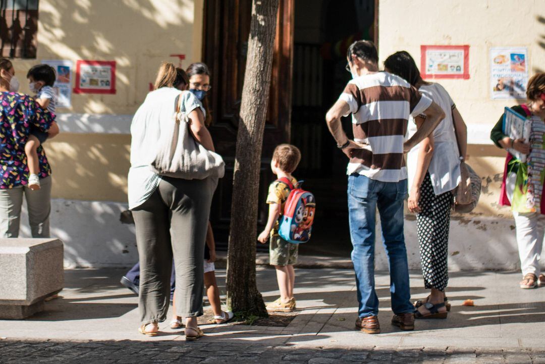 Niños a la entrada de un colegio 