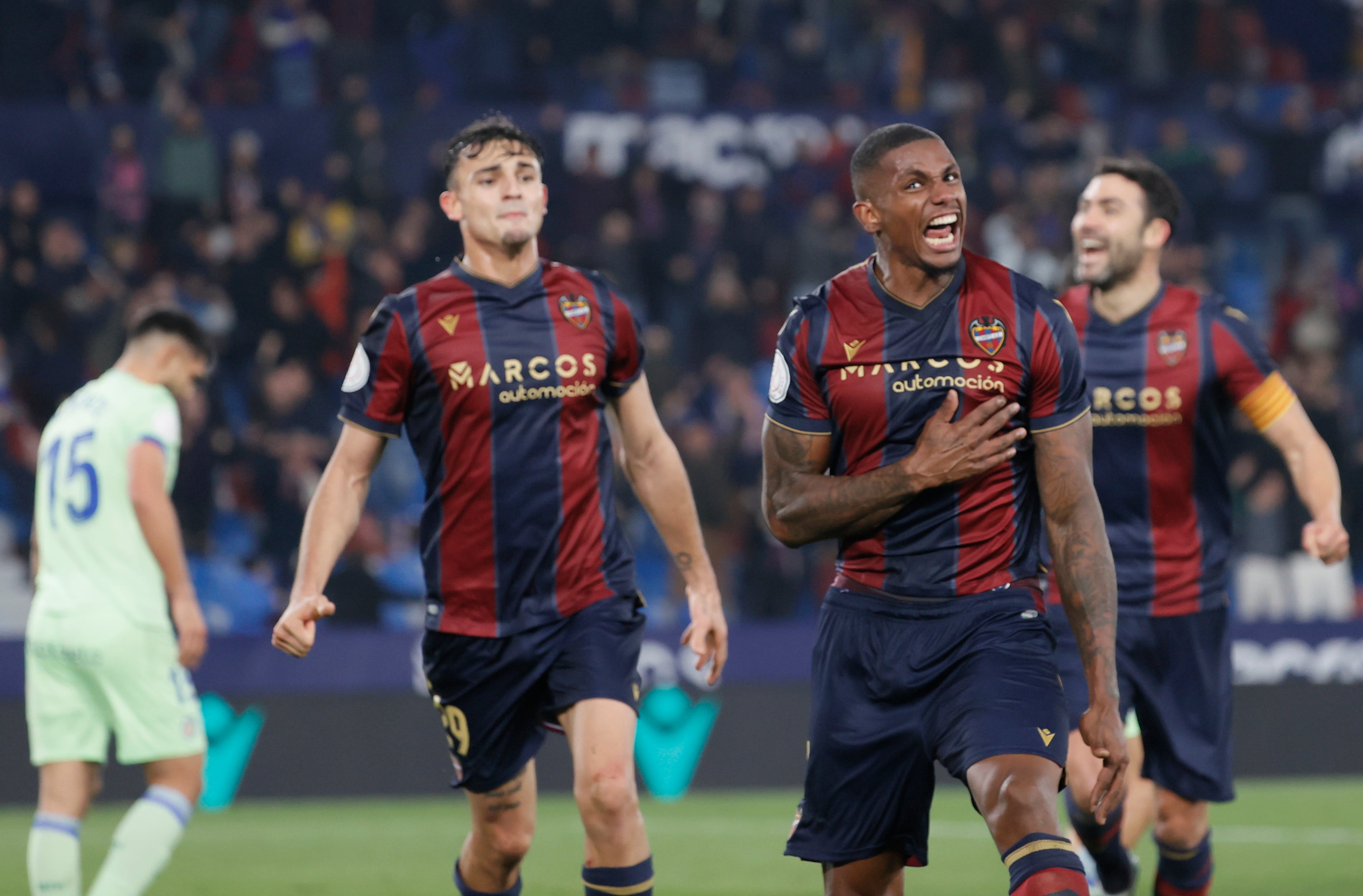 El delantero del Levante Wesley Moraes (2-d) celebra tras marcar el tercer gol ante el Getafe, durante el partido correspondiente a los dieciseisavos de final de la Copa del Rey entre Levante UD y Getafe CF celebrado este martes en el Estadio Ciudad de Valencia. EFE/Juan Carlos Cárdenas