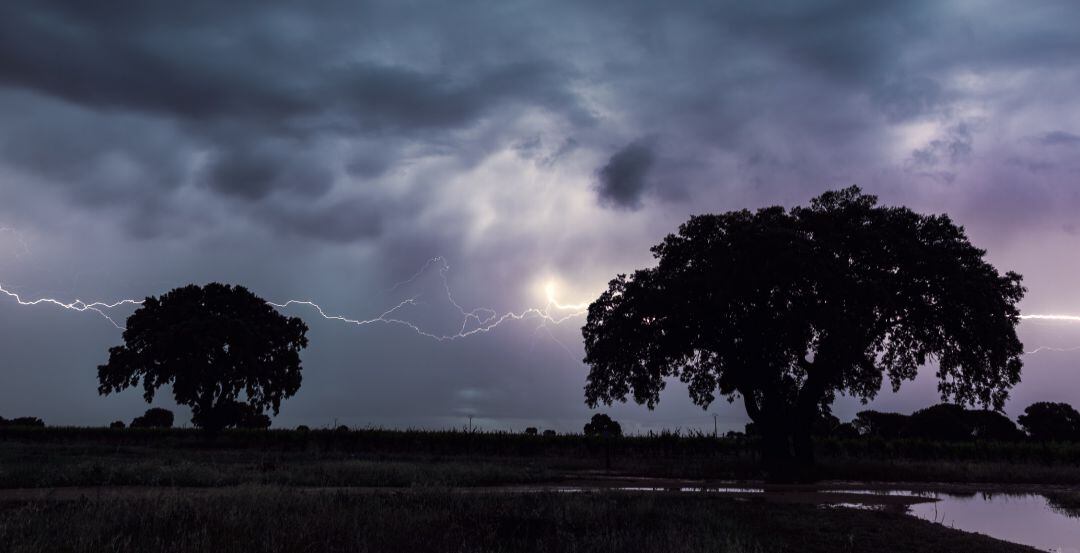 Tormenta en los campos de Casas de Benitez, Cuenca, España.