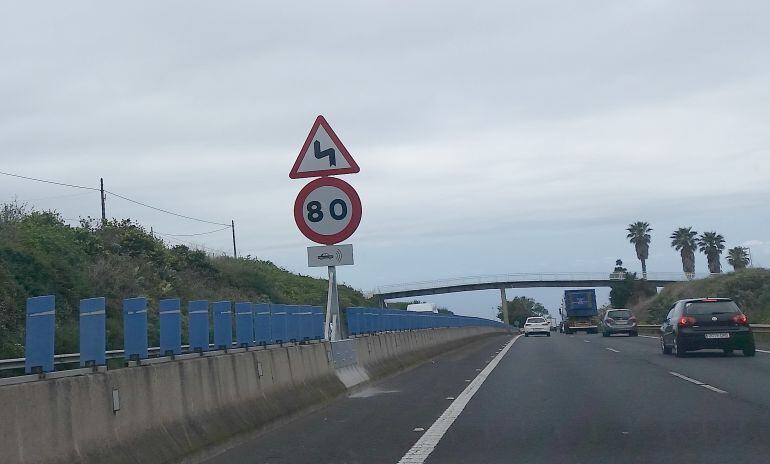 Señal de 80 en la curva de El Sauzal