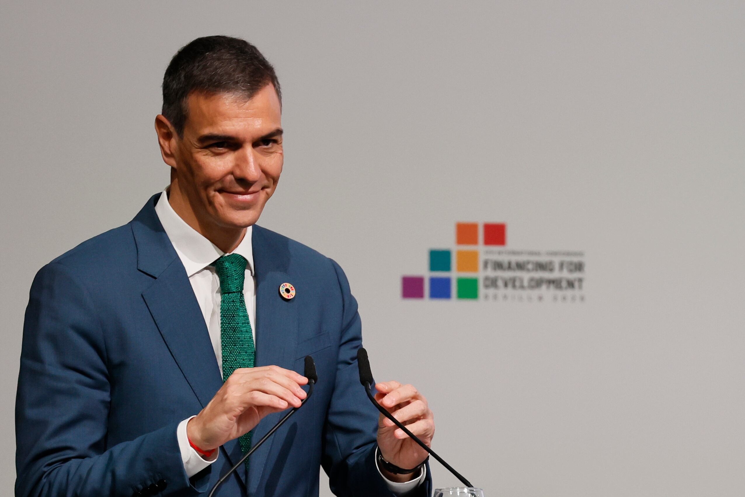Pedro Sánchez interviene este martes en el evento &quot;Invertir en la solidaridad global: una nueva visión de la cooperación para el desarrollo&quot; celebrado en el Palacio de Congresos de Sevilla en el marco de la IV Conferencia Internacional para el Desarrollo de Sevilla. EFE.