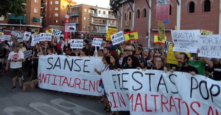 Manifestación de antitaurinos frente a la Plaza de Toros de San Sebastián de los Reyes