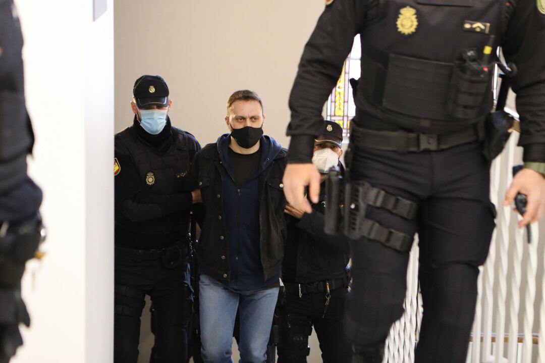 El acusado Norbert Feher, alias ‘Igor el Ruso&#039;, escoltado por varios agentes a su llegada a la Audiencia Provincial de Teruel,