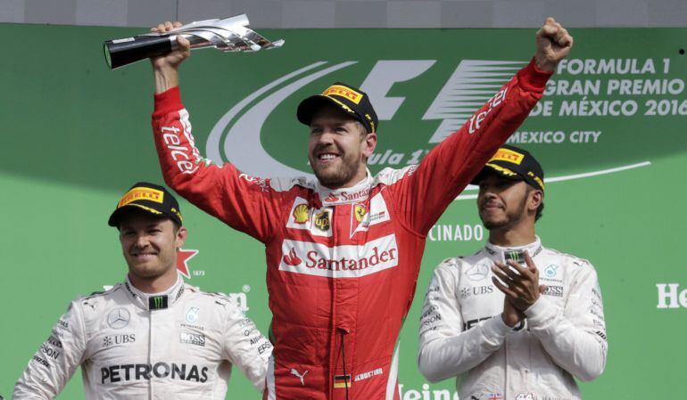 Vettel celebra su tercer puesto en el podio